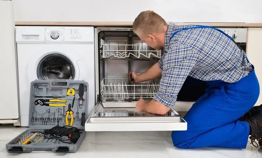 Foça Siemens servisi teknisyen ekibi beyaz eşya tamiri yaparken
